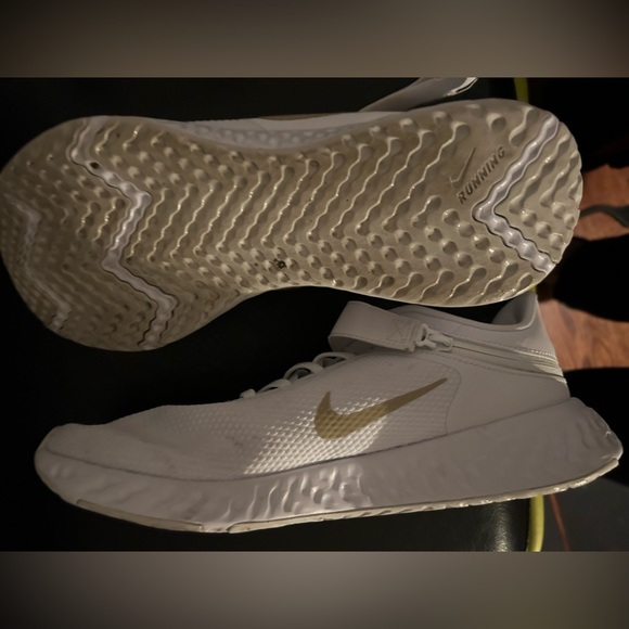 Like New Nike Women's Revolution 5 FlyEase Running Shoe size 11 - Picture 8 of 11